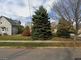 502 W Oakland Ave in Port Washington, WI - Building Photo