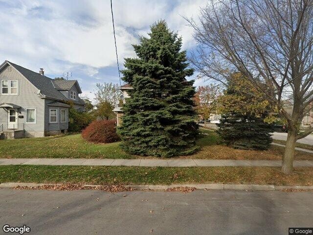 502 W Oakland Ave in Port Washington, WI - Building Photo