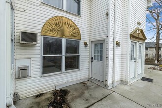 1608 Sweet Home Rd in Buffalo, NY - Foto de edificio - Building Photo