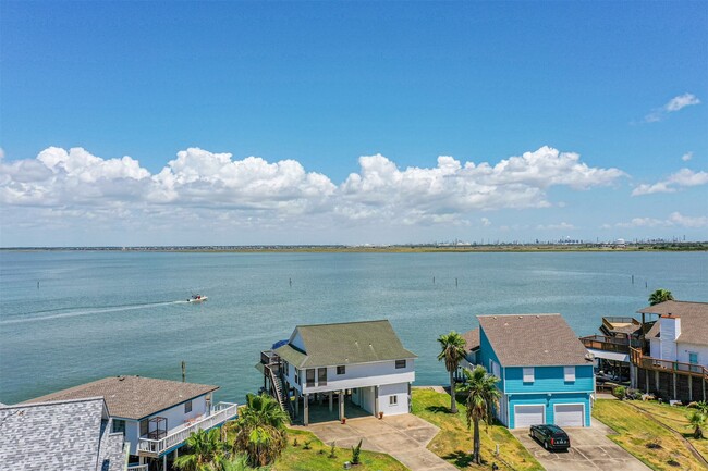 1122 Makatea St in Tiki Island, TX - Building Photo - Building Photo