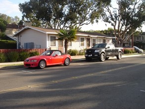 201 Pecan Ave in Huntington Beach, CA - Foto de edificio - Building Photo