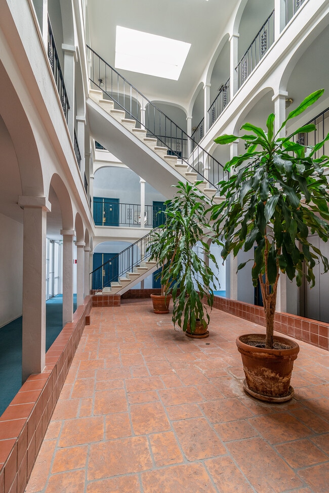 6199 Canterbury Dr in Culver City, CA - Building Photo - Building Photo