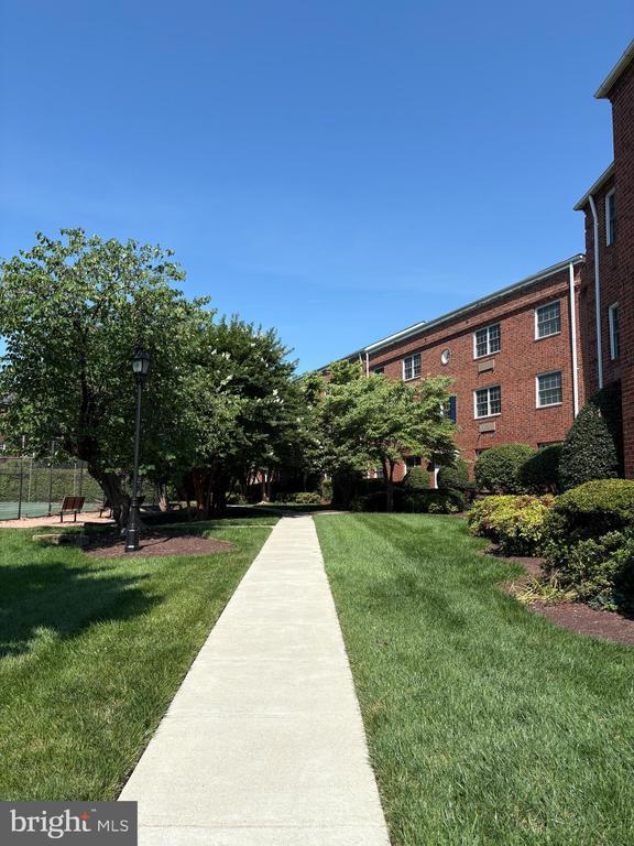 1630 W Abingdon Dr in Alexandria, VA - Building Photo - Building Photo