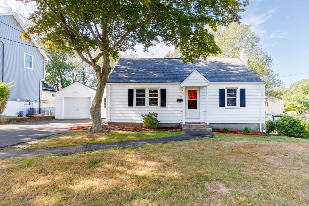 385 Pond Point Ave in Milford, CT - Building Photo