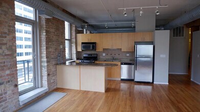 417 S Jefferson St, Unit 404B in Chicago, IL - Foto de edificio - Building Photo