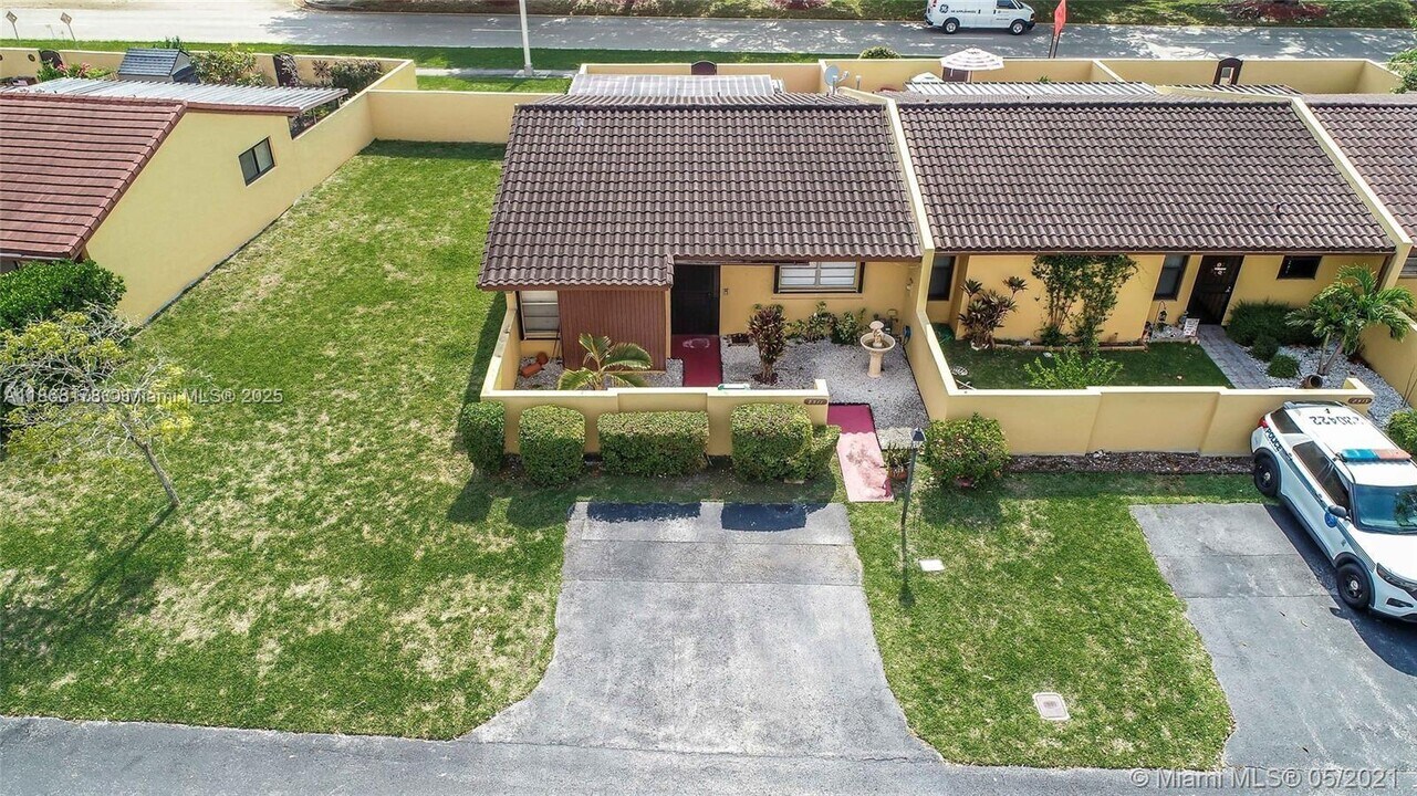 8511 SW 147th Ct in Miami, FL - Foto de edificio