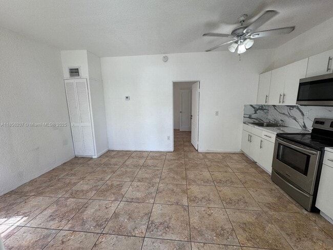 1411 NW 41st St in Miami, FL - Building Photo - Building Photo