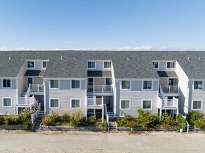 16 Navy Rd in Montauk, NY - Foto de edificio - Building Photo