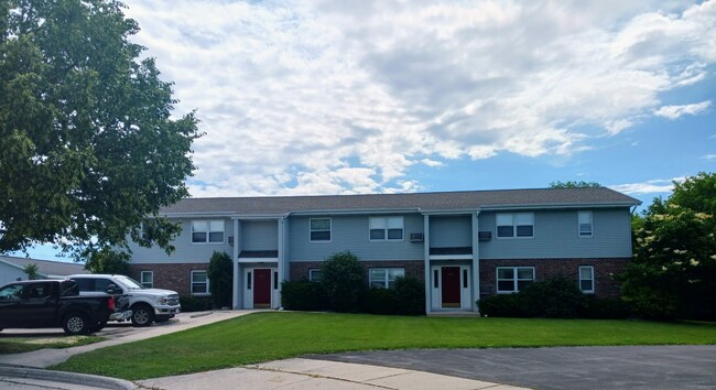 823 Ann Ct, Unit L in Plymouth, WI - Foto de edificio - Building Photo