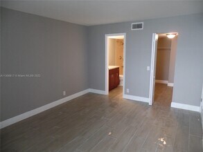 109 Lake Emerald Dr-Unit -108 in Oakland Park, FL - Building Photo - Building Photo