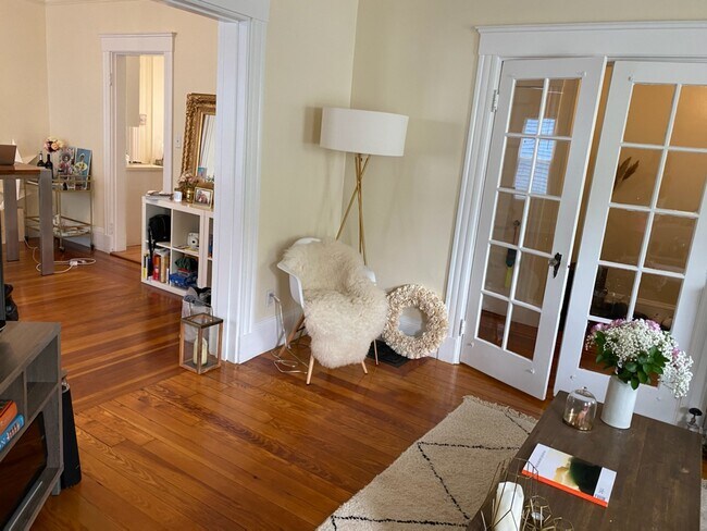 102 Rogers Ave, Unit 1 in Somerville, MA - Building Photo - Building Photo