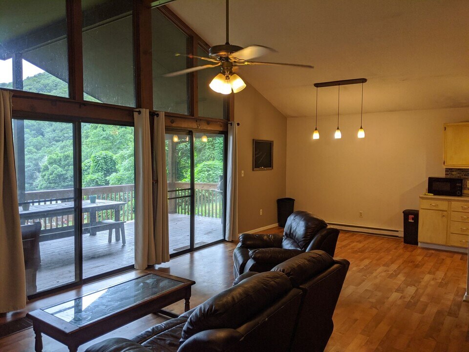 1129 Wake Robin Dr in Cullowhee, NC - Foto de edificio