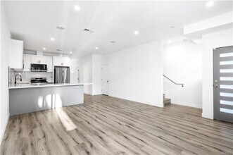 10857 Morrison St in Los Angeles, CA - Building Photo - Building Photo