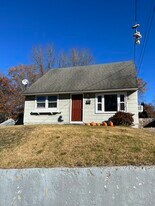 35 Lynwood Dr in Willimantic, CT - Building Photo