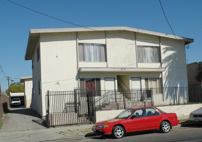 4251 Burns Ave in Los Angeles, CA - Foto de edificio - Building Photo