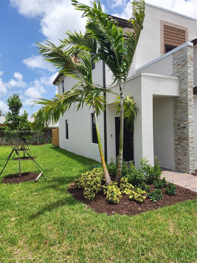 965 NE 211th St in North Miami Beach, FL - Foto de edificio - Building Photo