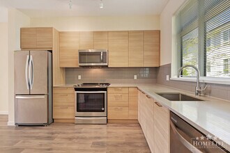 18505 Laurensen Pl in Surrey, BC - Building Photo - Building Photo