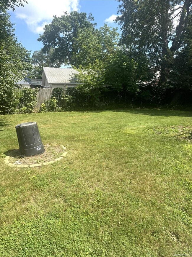39 Redmond Ave in Bay Shore, NY - Building Photo - Building Photo