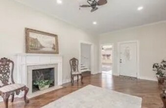 924 E Houston Ave in Crockett, TX - Foto de edificio - Building Photo