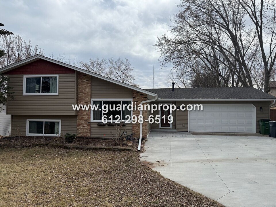 1020 Bridge St in Shoreview, MN - Building Photo