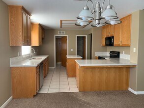 5414 Moraga Ct in Bakersfield, CA - Building Photo - Building Photo