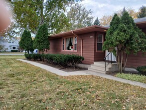 217 Maplewood Dr in Sycamore, IL - Foto de edificio - Building Photo