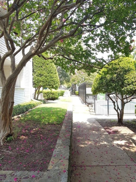 7431 Holly Hill Dr in Dallas, TX - Building Photo - Building Photo