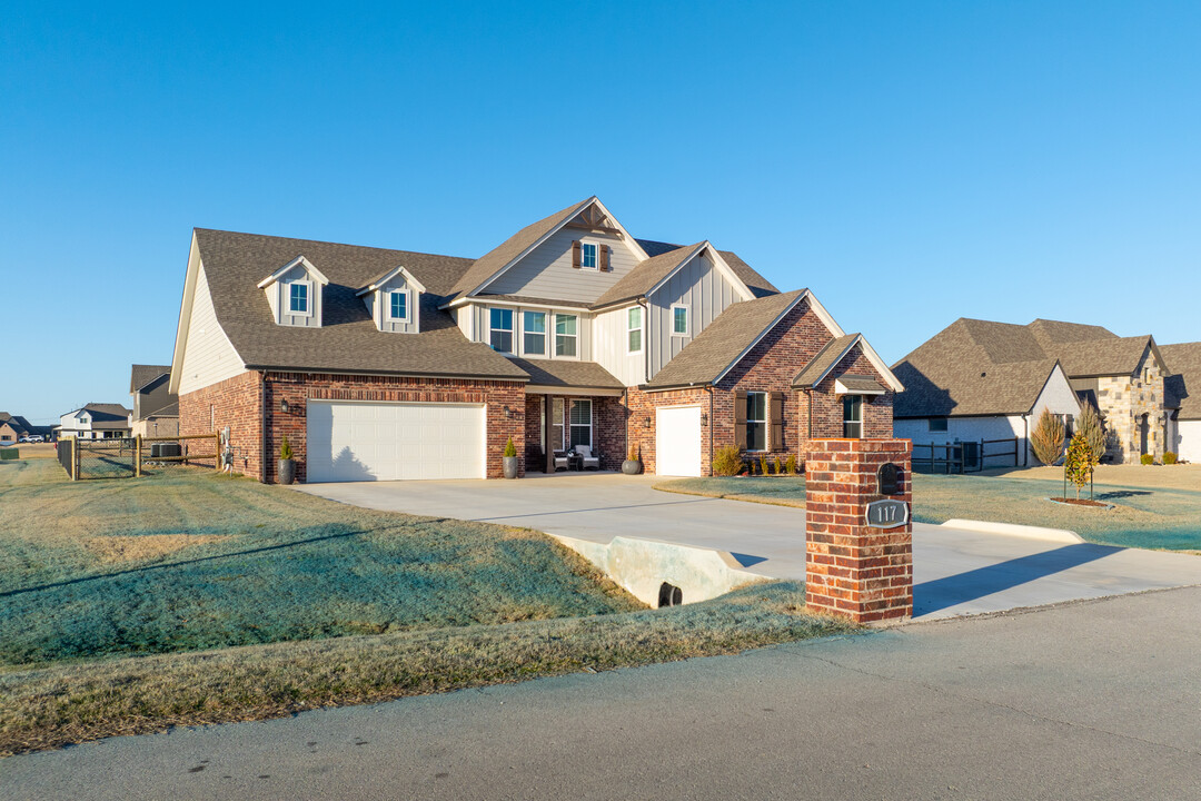 Elwood Crossing in Glenpool, OK - Building Photo