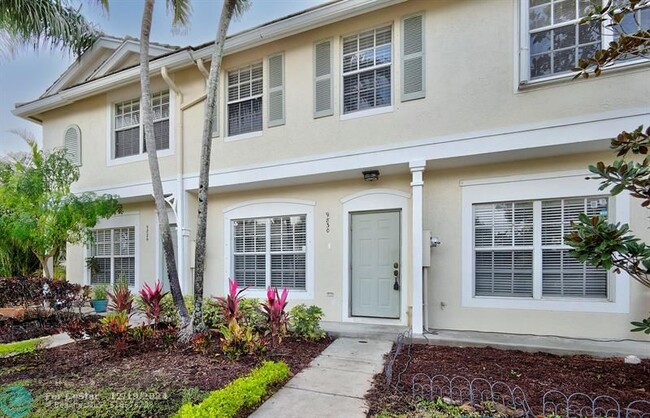 9830 NW 57th Manor in Coral Springs, FL - Foto de edificio - Building Photo