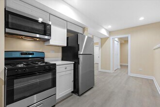 1635 N Ashland Ave, Unit G in Chicago, IL - Foto de edificio - Building Photo