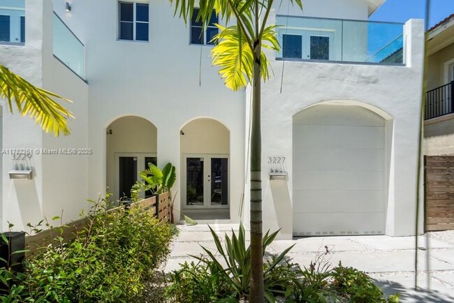 3227 Day Ave in Miami, FL - Foto de edificio - Building Photo