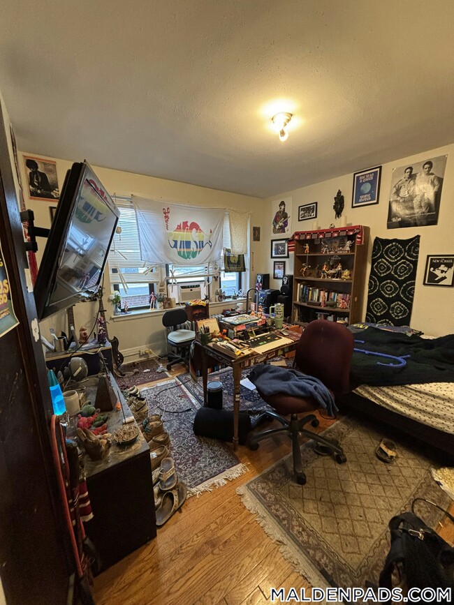 349 Pleasant St, Unit B1-14 in Malden, MA - Foto de edificio - Building Photo