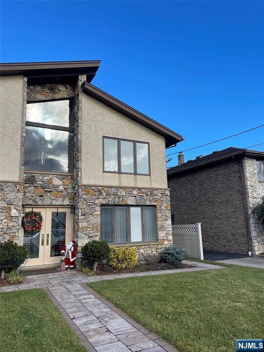197 Franklin St in Elmwood Park, NJ - Building Photo