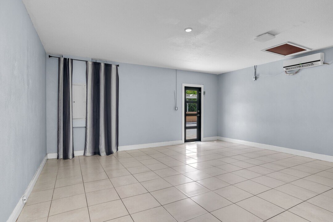 9261 SW 174th St in Palmetto Bay, FL - Building Photo