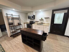 2986 Courtland Oaks Trl SW, Unit Furnished Basement Unit in Marietta, GA - Foto de edificio - Building Photo