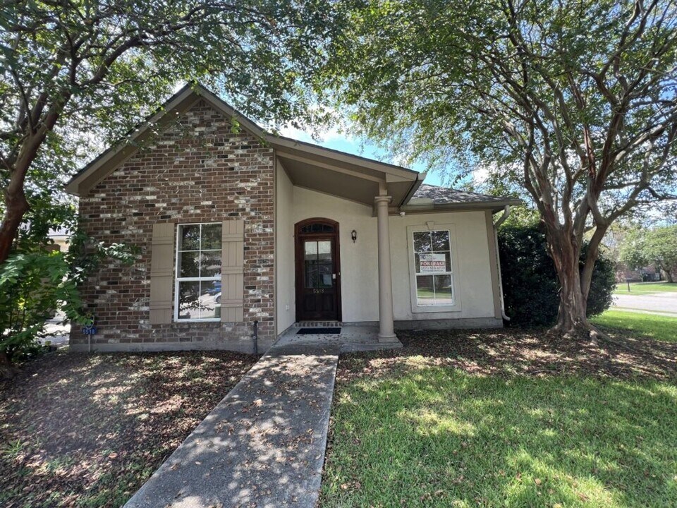 5518 Arialo Dr in Baton Rouge, LA - Building Photo