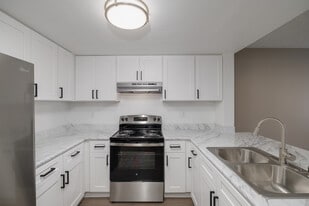 Summer Brook Apartments in San Diego, CA - Building Photo