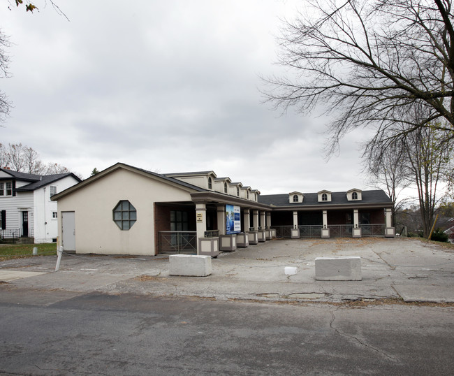 106 Robinson St in Oakville, ON - Building Photo - Primary Photo