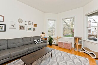 3851 N Bernard St, Unit 1F in Chicago, IL - Building Photo - Building Photo