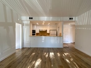 104 S Hayworth Ave, Unit 106 in West Hollywood, CA - Foto de edificio - Building Photo