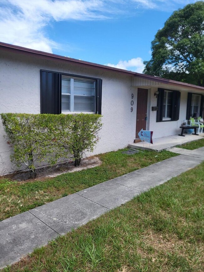 909 Hansen St Rentals in West Palm Beach, FL