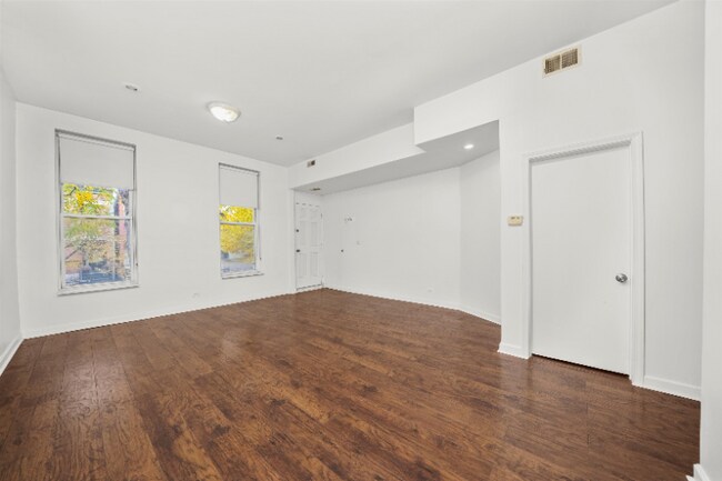 1946 N Wilmot Ave in Chicago, IL - Building Photo - Building Photo