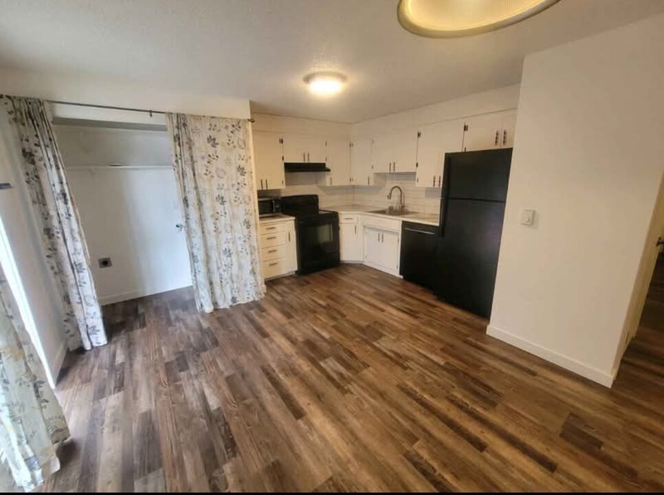 1014 9th St NW in Puyallup, WA - Foto de edificio