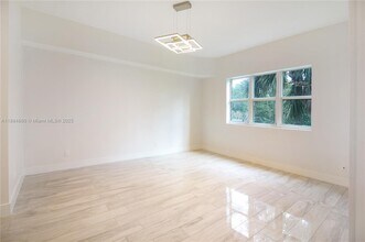 14951 Royal Oaks Ln, Unit 107 in North Miami, FL - Building Photo - Building Photo