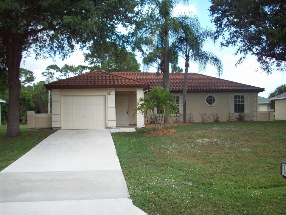1487 SW Leisure Ln in Port St. Lucie, FL - Building Photo