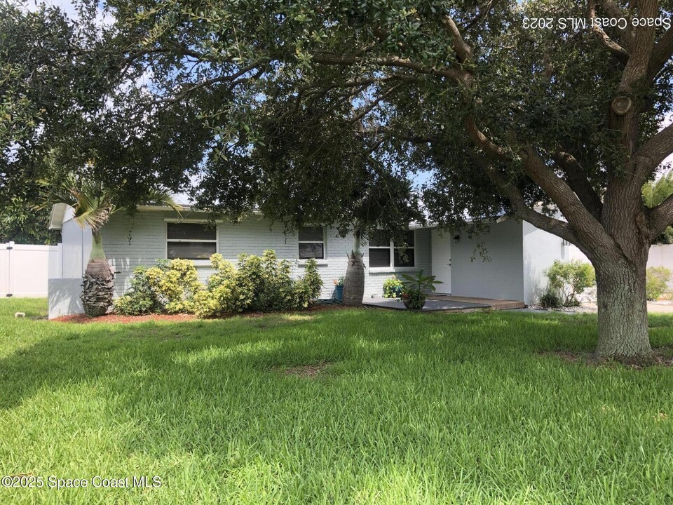 2046 Sea Ave in Indialantic, FL - Building Photo