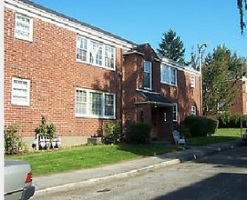 Sandy Crest Terrace Apartments in Portland, OR - Building Photo - Building Photo