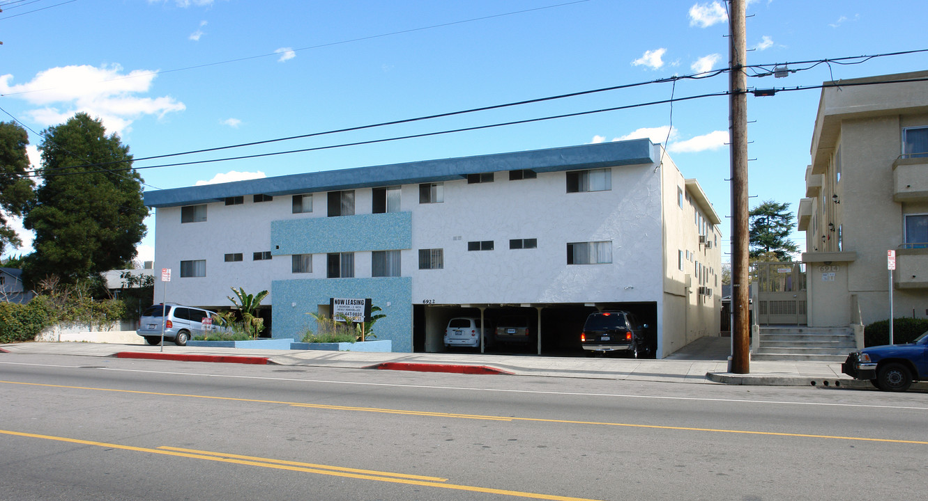 6922 Hazeltine Ave in Van Nuys, CA - Building Photo