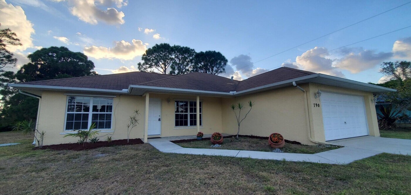 790 SW Hibiscus St in Port St. Lucie, FL - Building Photo