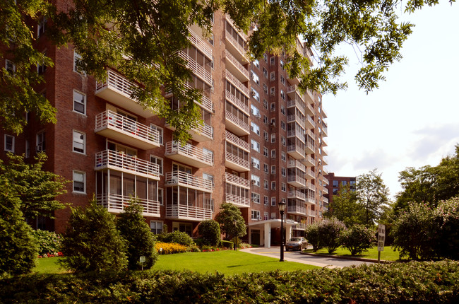 Parkway House in Bronx, NY - Building Photo - Building Photo